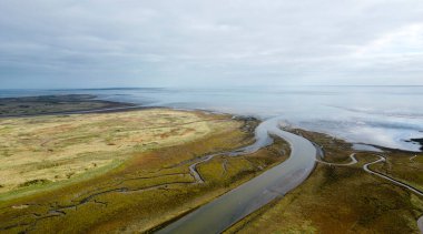 Boschplaat, Terschelling-West, Hollanda 'nın giriş ve akarsularının havadan görünüşü