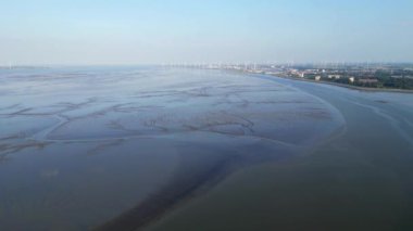 Eemsdelta, Groningen, Hollanda 'nın gelgit çamur düzlüklerinin ve kanallarının hava görüntüsü