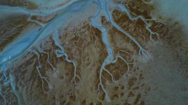 Eemsdelta, Groningen, Hollanda 'nın gelgit çamur düzlüklerinin ve kanallarının hava görüntüsü