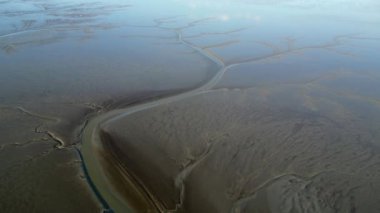 Eemsdelta, Groningen, Hollanda 'nın gelgit çamur düzlüklerinin ve kanallarının hava görüntüsü