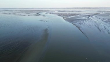 Eemsdelta, Groningen, Hollanda 'nın gelgit çamur düzlüklerinin ve kanallarının hava görüntüsü