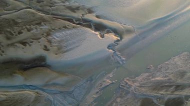 Eemsdelta, Groningen, Hollanda 'nın gelgit çamur düzlüklerinin ve kanallarının hava görüntüsü