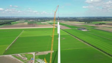 Flevoland, Hollanda 'da rüzgar türbini yapımının hava görüntüsü.