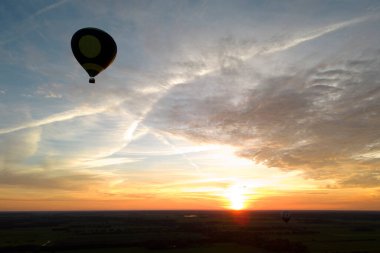 Gün batımında sıcak hava balonunun havadan görünüşü, Hollanda