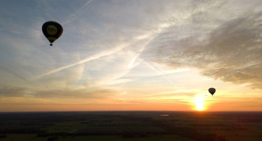 Achterveld, Hollanda - 9 Ağustos 2024 - Gün batımında sıcak hava balonunun havadan görünüşü, Hollanda