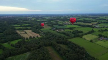 Achterveld, Hollanda - 9 Ağustos 2024 - Gün batımında sıcak hava balonunun havadan görünüşü, Hollanda