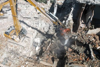 Ağır makineler tarafından yıkılan binaların hava görüntüsü