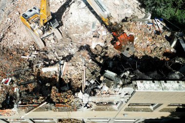 Ağır makineler tarafından yıkılan binaların hava görüntüsü