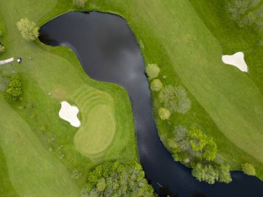 Golf sahasındaki sığınakların hava manzarası