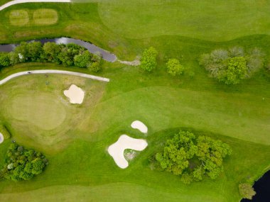 Golf sahasındaki sığınakların hava manzarası