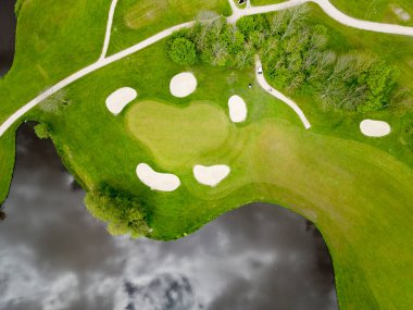Golf sahasındaki sığınakların hava manzarası