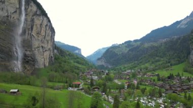 Lauterbrunnen, Switserland 'ın ünlü köyünün hava manzarası