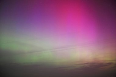 Mayıs 2024 'te Aurora Borealis' in renkli ışıkları, Hollanda