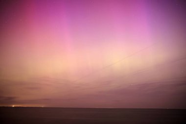 Mayıs 2024 'te Aurora Borealis' in renkli ışıkları, Hollanda