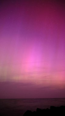 Mayıs 2024 'te Aurora Borealis' in renkli ışıkları, Hollanda