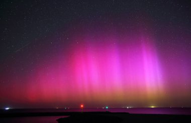 Mayıs 2024 'te Aurora Borealis' in renkli ışıkları, Hollanda