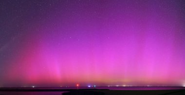 Mayıs 2024 'te Aurora Borealis' in renkli ışıkları, Hollanda