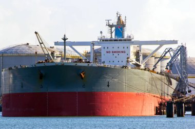 Hollanda, Rotterdam limanında büyük boş bir petrol tankeri.