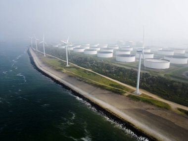 Bir limanda Petrokimya tankları, Rotterdam, Hollanda