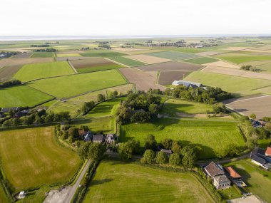 Tarihi zamanlarda insanları yüksek sudan korumak için inşa edilmiş bir terp 'in havadan görünüşü. Hogebeintum, Hollanda