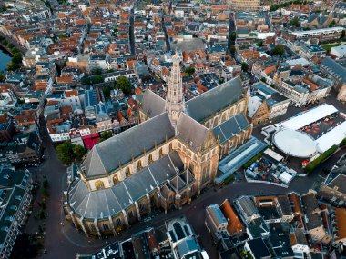 Hollanda 'nın tarihi Haarlem kentinin havadan görünüşü