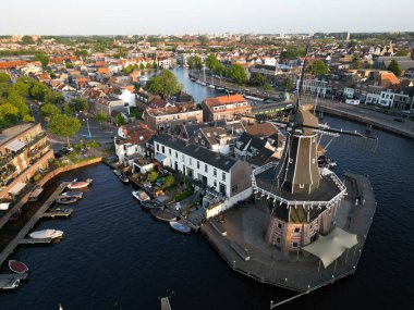 Hollanda 'nın tarihi Haarlem kentinin havadan görünüşü
