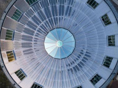 Hollanda, Haarlem 'deki cam bir kubbenin havadan görünüşü