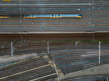 Tren ve demiryolu raylarının havadan görünüşü, Haque, Hollanda