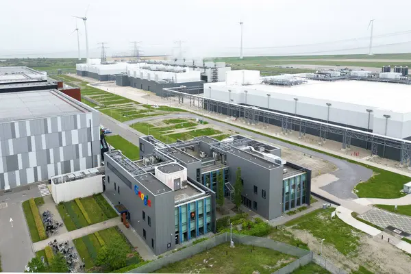 Eemshaven, Hollanda - 27 Mayıs 2024 - Eemshaven, Hollanda 'daki Google veri tabanının havadan görüntüsü