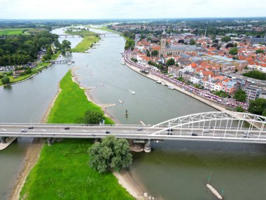 Ijssel Nehri 'nin ve Hollanda' nın Deventer şehrinin havadan görünüşü