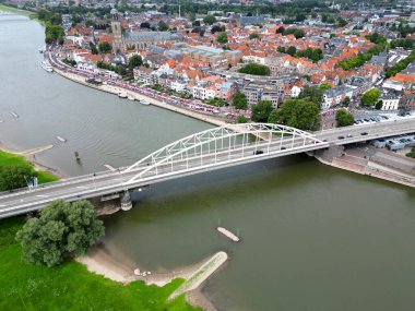 Ijssel Nehri 'nin ve Hollanda' nın Deventer şehrinin havadan görünüşü