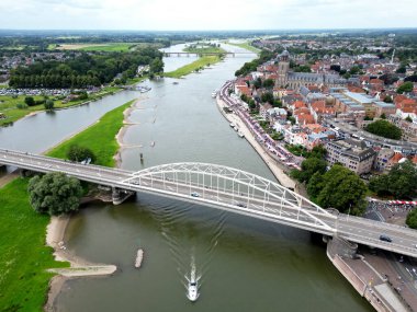 Ijssel Nehri 'nin ve Hollanda' nın Deventer şehrinin havadan görünüşü