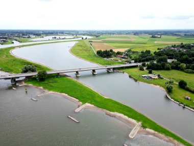 Ijssel Nehri 'nin ve Hollanda' nın Deventer şehrinin havadan görünüşü