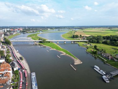 Ijssel Nehri 'nin ve Hollanda' nın Deventer şehrinin havadan görünüşü