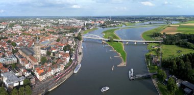 Ijssel Nehri 'nin ve Hollanda' nın Deventer şehrinin havadan görünüşü
