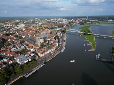 Ijssel Nehri 'nin ve Hollanda' nın Deventer şehrinin havadan görünüşü