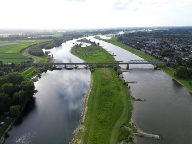 Ijssel Nehri 'nin ve Hollanda' nın Deventer şehrinin havadan görünüşü