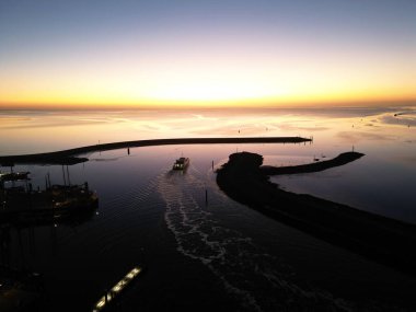 Gün batımında Harlingen rıhtımının havadan görünüşü, Hollanda