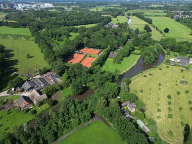 Utrecht, Hollanda 'daki Oud Amelisweerd' in yeşil alanının havadan görünüşü
