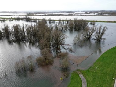 Hollanda 'nın Zwolle kasabası yakınlarındaki Ijssel nehrindeki yükseltilmiş su seviyelerinin hava görüntüsü.