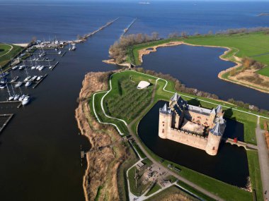 Arka planda Muiden Kalesi ve Muiderlake 'in havadan görünüşü, Hollanda