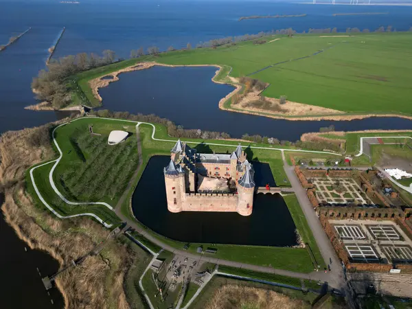 Arka planda Muiden Kalesi ve Muiderlake 'in havadan görünüşü, Hollanda