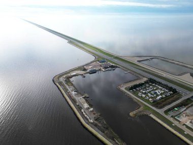 Hollanda 'nın kuzeyinde ünlü bir lezbiyen olan Afsluitdijk, Ijssel Gölü' nü Hollanda 'nın Wadden Denizi' nden ayırıyor.