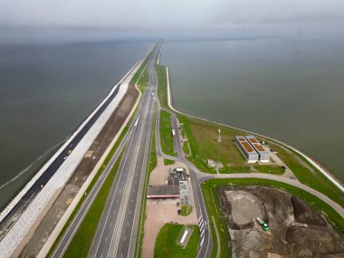 Hollanda 'nın kuzeyinde ünlü bir lezbiyen olan Afsluitdijk' teki yapılar Ijssel Gölü 'nü Hollanda' nın Wadden Denizi 'nden ayırıyor.