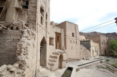 Umman 'da tarihi bir köy olan Birkat Al Mouz harabelerinin manzarası.