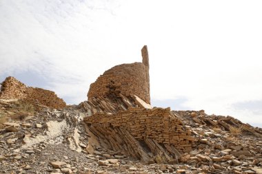 Umman 'da tarihi bir köy olan Birkat Al Mouz harabelerinin manzarası.