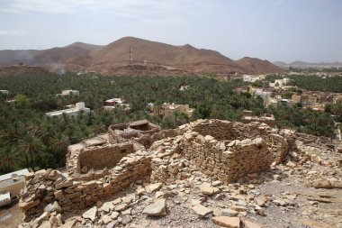 Umman 'da tarihi bir köy olan Birkat Al Mouz harabelerinin manzarası.