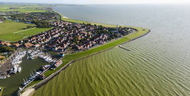 Hollanda 'nın Hindeloopen kentinin havadan görünüşü