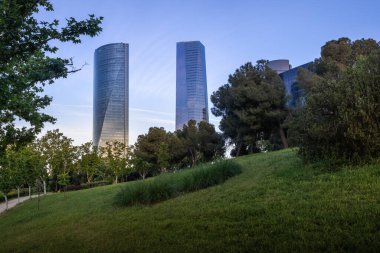 Madrid 'in finans merkezinde doğa ile çevrili modern bir ofis binası manzarası. Sürdürülebilir büyüme, sürdürülebilirlik ve karbonlaştırma kavramı. ağ sıfır.