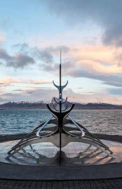 Güneş Voyager 'da gün batımı Yumuşak Su ve Dağ Manzaralı